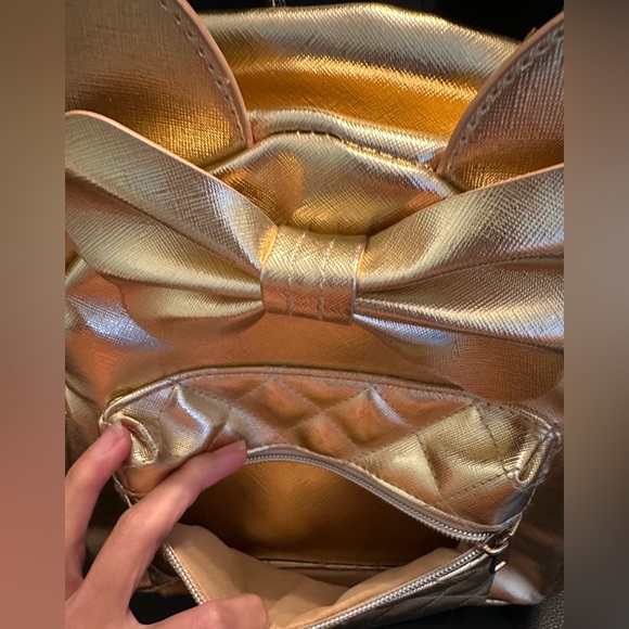 $20.00 MINNIE MOUSE BAG PACK ONLY USED ONCE. ORIGINAL PRICE $50.00 - Picture 2 of 4